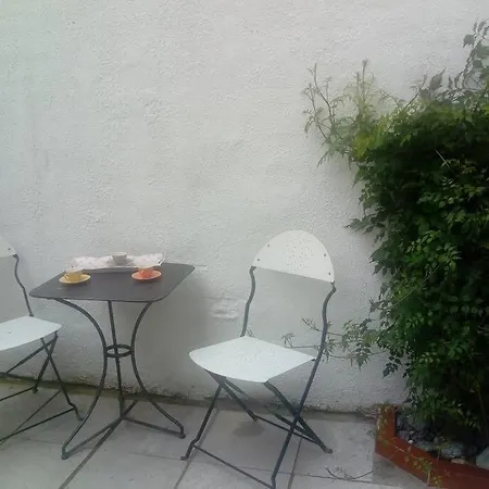 Charmante Maison Et Sa Cour Anglaise